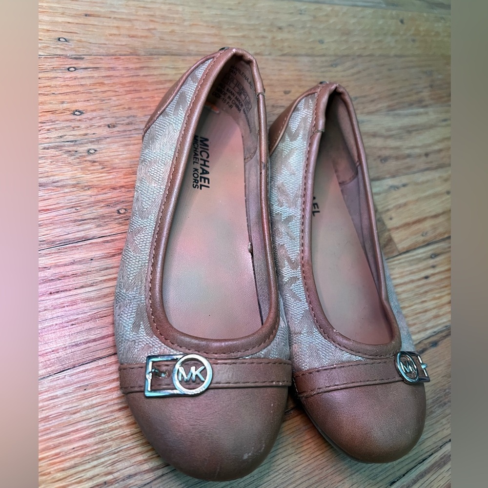 MICHAEL MICHAEL KORS BRWN MK LOGO BCKLE FLATS GRLS SZE 11
